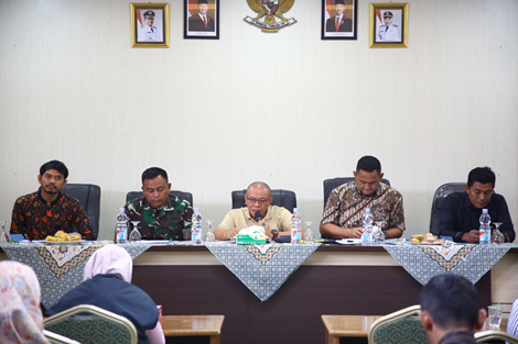 Keterangan Foto: Kepala Dinas Pertanian Kabupaten Garut, Haeruman (tengah), didampingi Dandim  0611/Garut, Letkol Inf Andrik Fachrizal, saat memberikan pengarahan kepada kelompok tani dalam upaya peningkatan produksi pangan di Garut, Jumat (31/10/2025). Keterangan Foto: Kepala Dinas Pertanian Kabupaten Garut, Haeruman (tengah), didampingi Dandim 0611/Garut, Letkol Inf Andrik Fachrizal, saat memberikan pengarahan kepada kelompok tani dalam upaya peningkatan produksi pangan di Garut, Jumat (31/10/2025).