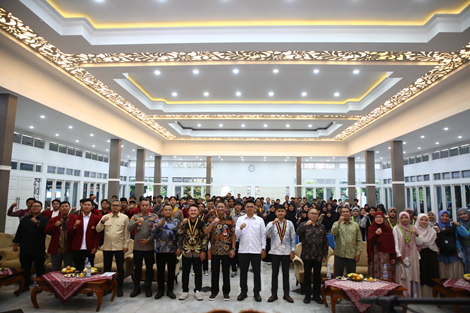 Keterangan Foto: Direktur Kemendagri Bisri (tengah, mengenakan batik) bersama Kepala Bakesbangpol Garut Nurrodhin (kedua dari kiri Bisri) berfoto bersama jajaran pengurus dan peserta usai membuka kegiatan Muspimwil HIMA PERSIS Jawa Barat dan Maroon West Java Festival di Gedung Pendopo Kabupaten Garut, Jumat (31/10/2025). Keterangan Foto: Direktur Kemendagri Bisri (tengah, mengenakan batik) bersama Kepala Bakesbangpol Garut Nurrodhin (kedua dari kiri Bisri) berfoto bersama jajaran pengurus dan peserta usai membuka kegiatan Muspimwil HIMA PERSIS Jawa Barat dan Maroon West Java Festival di Gedung Pendopo Kabupaten Garut, Jumat (31/10/2025).