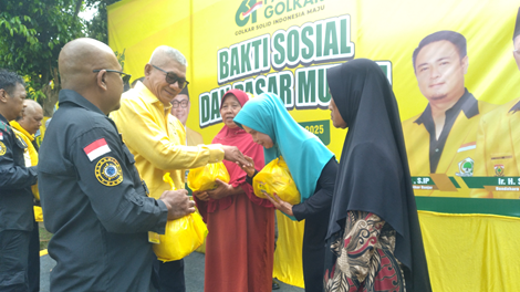 Caption: Anggota DPR RI dari Partai Golkar Agun Gunanjar Sudarsa secara simbolis membagikan paket sembako di DPD Partai Golkar Kota Banjar