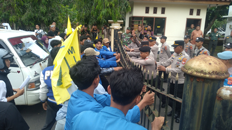 Caption: Puluhan massa PC PMII Kota Banjar saling dorong dengan aparat keamanan Caption: Puluhan massa PC PMII Kota Banjar saling dorong dengan aparat keamanan