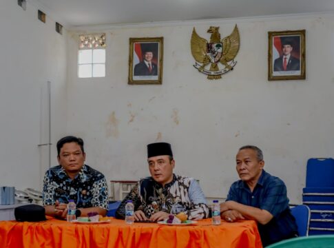 Wakil Wali Kota Bandung Erwin Saat Menerima langsung Keluhan Warga Gang Holili, RW 09, Kelurahan Jamika, Kecamatan Bojongloa Kaler terkait pasokan air PDAM yang belum mengalir ke wilayah tersebut. -Ist-