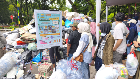 Ratusan Warga Rela Antre Tukar Sampah Jadi Vocer Belanja Pada Acara Great Bandung 2025 di Balai Kota Bandung Sabtu (18/10/2025)