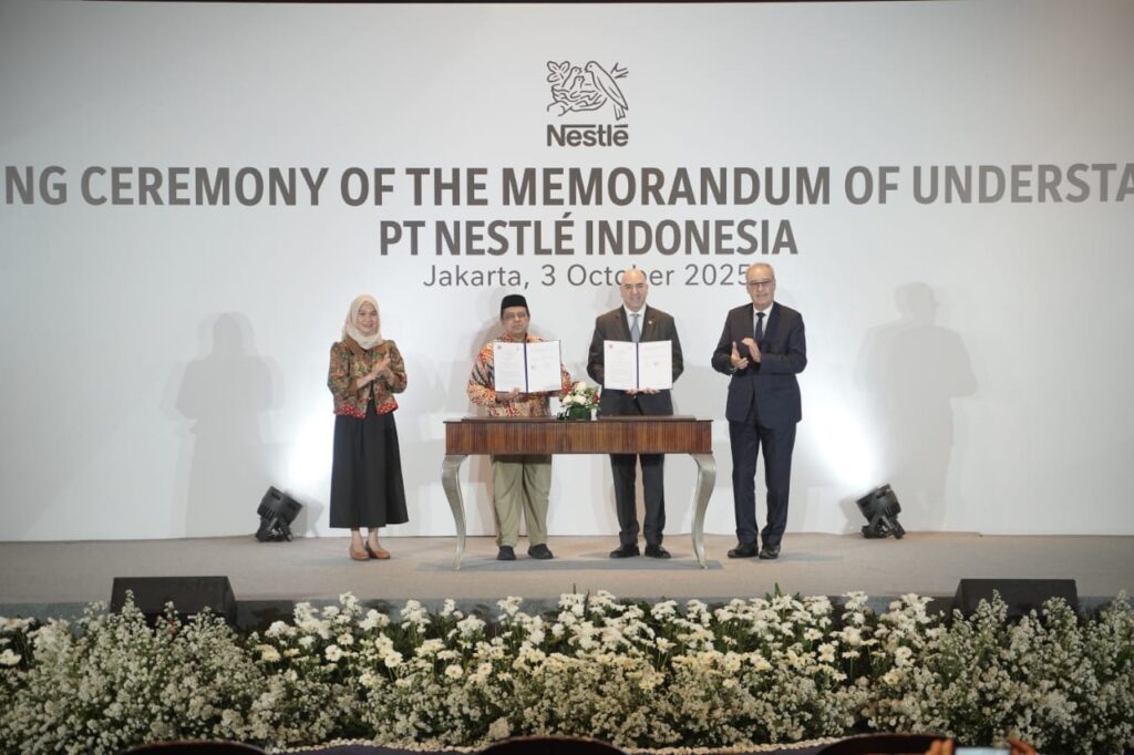 Kepala Badan Penyelenggara Jaminan Produk Halal (BPJPH) Dr. Ir. Ahmad Haikal Hasan, S.Kom, MMT (kedua kiri) dan Presiden Direktur PT Nestlé Indonesia Georgios Badaro (kedua kanan) melakukan penandatanganan MoU didampingi Wakil Presiden Swiss yang juga menjabat sebagai Anggota Dewan Federal sekaligus Kepala Departemen Ekonomi, Pendidikan, dan Riset H.E. Guy Parmelin (kanan) dan Staf Ahli Bidang Pengembangan Produktivitas dan Daya Saing Ekonomi Kementerian Koordinator Bidang Perekonomian Republik Indonesia Evita Manthovani (kiri) pada Jumat, 3 Oktober 2025 di Jakarta.