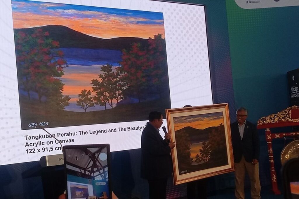 Presiden ke 6 RI Susilo Bambang Yudhoyono (SBY) yang berkuntribusi menyumbangkan lukisan Gunung Tangkuban Perahu untuk dilelang, Foto (WEB)