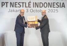 Ketfot: Presiden Direktur PT Nestlé Indonesia, Georgios Badaro (kanan) menyerahkan plakat dan cinderamata berupa rangkaian produk Nestlé Indonesia kepada Wakil Presiden Swiss yang juga menjabat sebagai Anggota Dewan Federal sekaligus Kepala Departemen Ekonomi, Pendidikan, dan Riset H.E. Guy Parmelin (kiri).