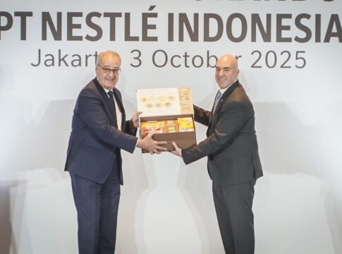 Ketfot: Presiden Direktur PT Nestlé Indonesia, Georgios Badaro (kanan) menyerahkan plakat dan cinderamata berupa rangkaian produk Nestlé Indonesia kepada Wakil Presiden Swiss yang juga menjabat sebagai Anggota Dewan Federal sekaligus Kepala Departemen Ekonomi, Pendidikan, dan Riset H.E. Guy Parmelin (kiri).