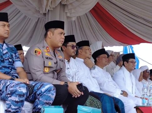 Bupati Tasikmalaya, H. Cecep Nurul Yakin didampingi Wakil Bupati Asep Sopari Al Ayubi menghadiri apel besar Hari Santri Nasional 2025 di Alun-alun Manonjaya, Kabupaten Tasikmalaya.