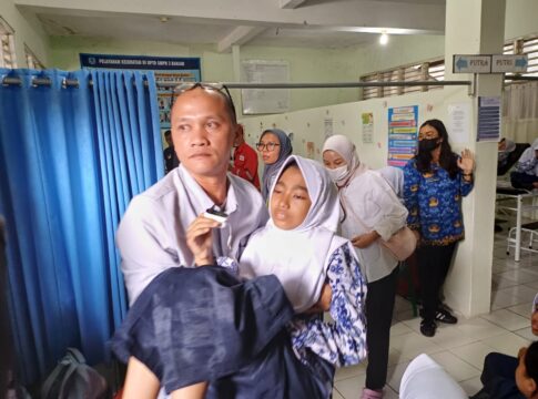 Caption: Siswa SMPN 3 Banjar yang mengalami keracunan MBG dilarikan ke Fasilitas Kesehatan terdekat
