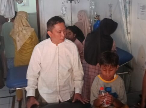 Ketpot: Anggota Komisi IV DPRD Kabupaten Ciamis Agus Priatna saat menjenguk siswa SDN 1 Sindangsari yang diduga keracunan