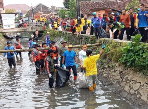 Ket foto : Wali Kota Viman Alfarizi bersama Plt. Kadis LH Hanafi bersama relawan sampah, memungut sampah di aliran sungai Cimulu Tasikmalaya. (fokusjabar/Seda)
