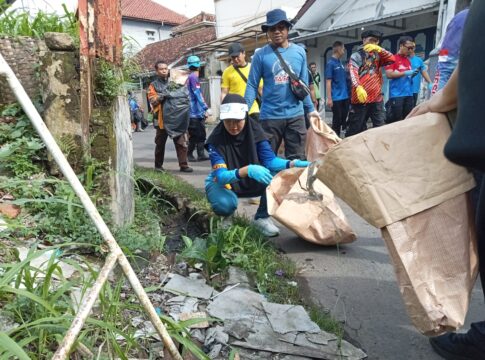 Ket foto : Ketua Umum TP PKK dr. Elvira Kamarrow Putri bersama relawan sampah, memungut sampah pada peringatan WCD 2025 tingkat Kota Tasikmalaya (fokusjabar/Seda)