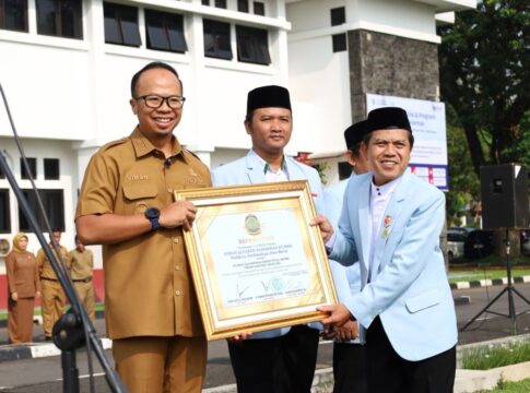 Ket foto : Wali Kota Viman Alfarizi Ramadhan, Menerima Anugerah BKPRMI Award 2025 Tingkat Nasional, Yang Diserahkan Ketua BKPRMI Kota Tasikmalaya Nuki Anwar Sidiq (fokusjabar/Seda)