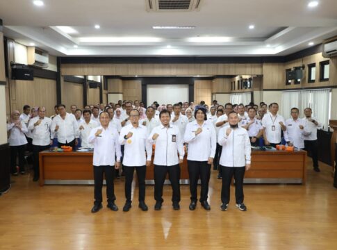 Ket foto : Kasatgas Korsup KPK RI Arief Nurcahyo dan Analis Tipikor Erwin Noorman, foto bersama Wali Kota Viman Alfarizi dan Wakil Wali Kota Dicky Candra serta ASN Pemkot Tasikmalaya di Aula Utama Balekota Tasikmalaya (fokusjabar/Seda)