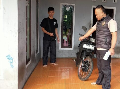 Ketpot: Anggota Polisi saat berada di lokasi hilangnya sepeda motor