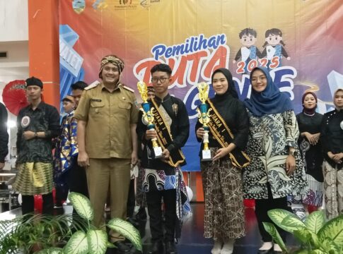 Ket foto : Juara Duta GenRe Kota Tasikmalaya 2025, Nadzar Nur Hikmah dan Nazmah Nur Faridah, foto dengan Wakil Wali Kota Dicky Candra dan Bunda GenRe Elvira Kamarrow Putri (fokusjabar/Seda)