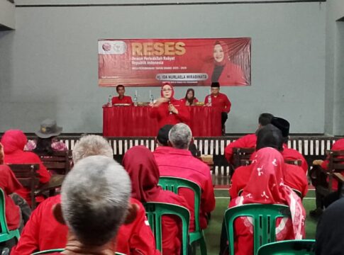 Caption: Anggota DPR-RI dari Fraksi PDI Perjuangan, Ida Nurlaela Wiradinata saat reses di Kota Banjar