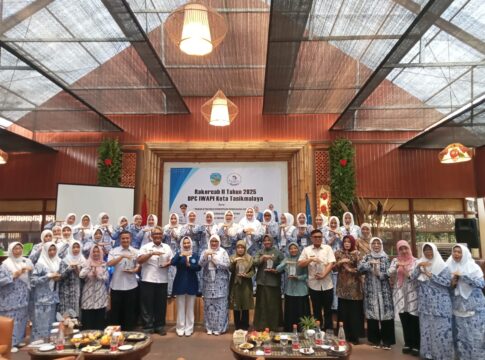 Ket foto : Para Pengusaha wanita IWAPI Kota Tasikmalaya melakukan sesi foto bersama sebelum pelaksanaan Rakercab II di Asstro Grill Garden (fokusjabar/Seda)