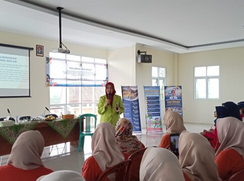 Ket foto : dr. Elvira Kamarrow Putri, saat edukasi kesehatan kepada sejumlah Kader-kader Posyandu dalam pengabdian masyarakat di Kecamatan Bungursari (fokusjabar /Seda)