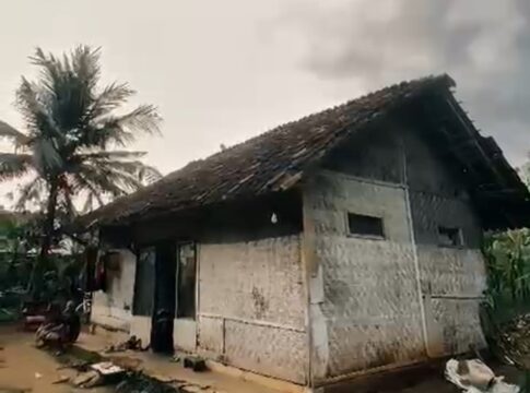 Rumah sederhana Kar’an yang tinggal di Dusun Cibeureum, RT 04 RW 02, Desa Balokang, Kecamatan Banjar, Kota Banjar