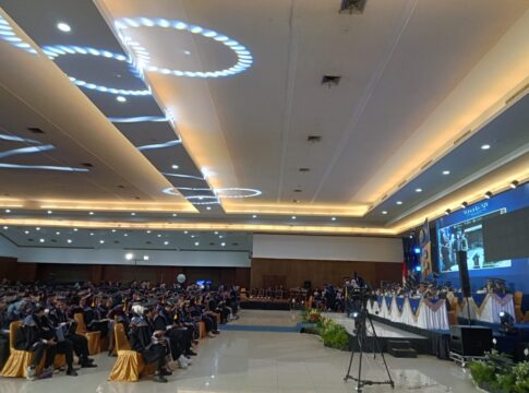 Ket foto : Prosesi wisuda Ke-14 UMTAS di Ballroom Plaza Asia Tasikmalaya (fokusjabar/Seda)