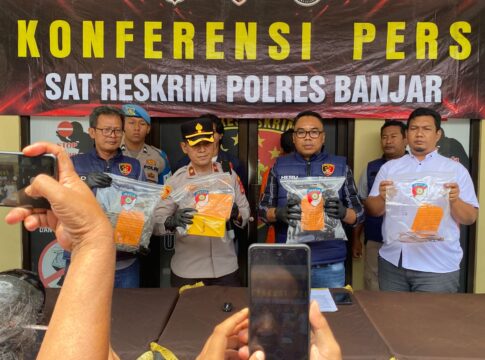Caption: Wakapolres Banjar Kompol Dani Prasetya, didampingi Kasat Reskrim, Iptu Heru Samsul Bahri menunjukan barang bukti saat konferensi pers
