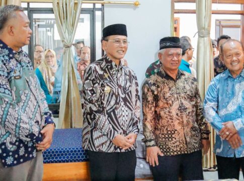 Ketpot: Bupati Ciamis Herdiat Sunarya ( kedua kanan) saat peresmian klinik di jatinagara