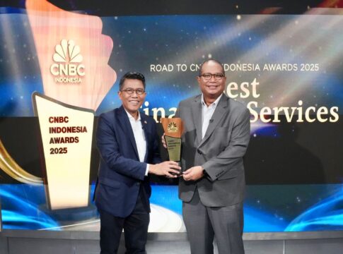 Ket foto : Sekretaris PNM Indonesia, Lalu Dodot Patria Ary, Menerima Penghargaan Global Microfinance Female & Empowerment Award Dalam Acara CNBC Indonesia Award (ist PNM Indonesia)