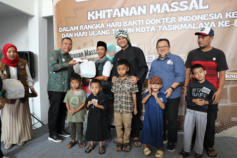 Ket foto : Wakil Wali Dicky Candra dan Ketua IDI dr. Farid Wajdi dan Plt. Kadinkes dr. Budi Turmudzi foto bersama para anak-anak peserta khitanan massal di RS.Dewi Sartika (fokusjabar/Seda)