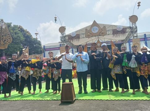 Ket foto : Wali Kota Viman Alfarizi, Wakil Wali Kota Dicky Candra dan Komeng, foto bersama dengan para Penari Pencak Payung di acara Raksa Budaya Santun (fokusjabar/Seda)