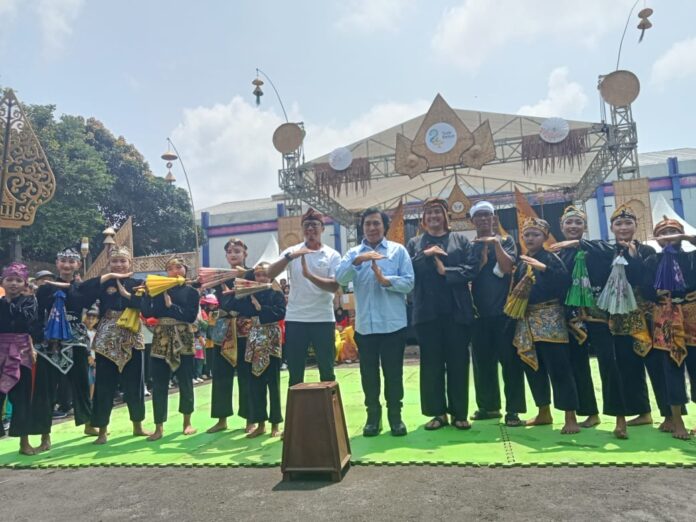 Ket foto : Wali Kota Viman Alfarizi, Wakil Wali Kota Dicky Candra dan Komeng, foto bersama dengan para Penari Pencak Payung di acara Raksa Budaya Santun (fokusjabar/Seda)