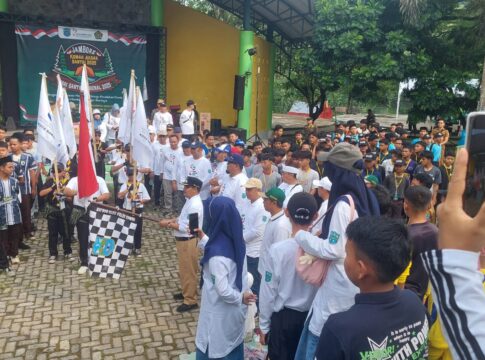 Caption: Wakil Wali Kota Banjar Supriana melepas peserta jalan sehat