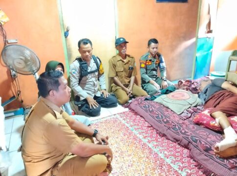 Caption: Bhabinkamtibmas Desa Neglasari Aipda Cecep Gumilar bersama Babinsa Kopka Sugianto dan Bina Desa menjenguk warga Neglasari yang terjatuh di kamar mandi
