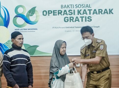 Ketpot: Bupati Ciamis Herdiat Sunarya saat memberikan bantuan kepada warga yang mengikuti oprasi katarak
