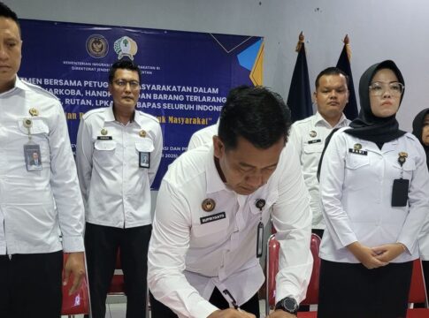 Ketpot: Kalapas Kelas IIB Ciamis Supriyanto saat menandatangani pakta integritas