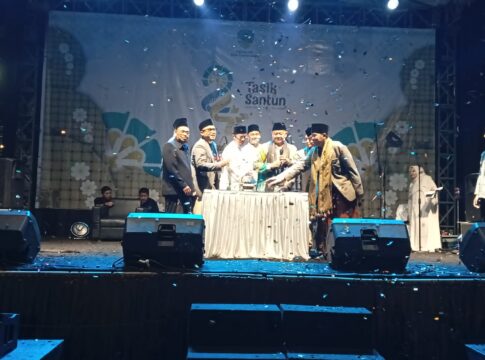 Ket foto : Wali Kota dan Wakil Wali Kota Tasikmalaya Viman Alfarizi Ramadhan dan Dicky Candra Negara menekan tombol, tanda launching Program OHAN (fokusjabar/Seda)