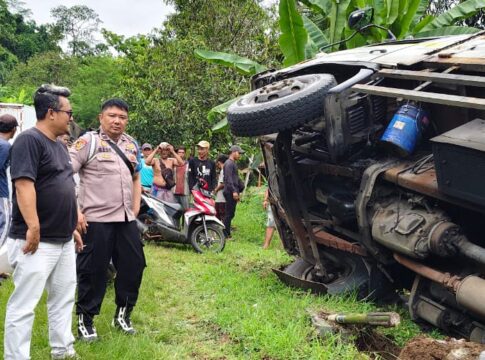 Ketpot: Mobil truk yang terguling di tanjakan Cibeka Ciamis