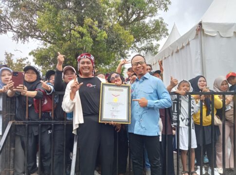 Ket foto : Wali Kota dan Wakil Wali Kota Tasikmalaya Viman Alfarizi Ramadhan - Dicky Candra Negara, foto bersama usai menerima Penghargaan Rekor Dunia Kupat Tahu (fokusjabar/Seda) Ket foto : Wali Kota dan Wakil Wali Kota Tasikmalaya Viman Alfarizi Ramadhan - Dicky Candra Negara, foto bersama usai menerima Penghargaan Rekor Dunia Kupat Tahu (fokusjabar/Seda)