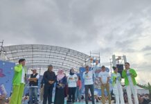 Karnaval SCTV 2025 Guncang Tasikmalaya, Ribuan Warga Tumpah Ruah di Cilembang Ket foto : Wali Kota dan Wakil Wali Kota Tasikmalaya Viman Alfarizi Ramadhan-Dicky Candra Negara bersama sang istri dan Artis saat menyapa warga di atas panggung utama Karnaval SCTV 2025 (fokusjabar/Seda)