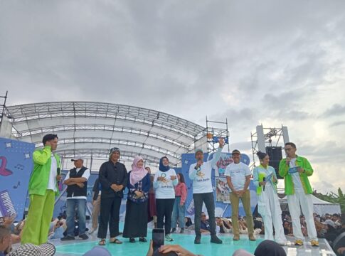 Ket foto : Wali Kota dan Wakil Wali Kota Tasikmalaya Viman Alfarizi Ramadhan-Dicky Candra Negara bersama sang istri dan Artis saat menyapa warga di atas panggung utama Karnaval SCTV 2025 (fokusjabar/Seda) Ket foto : Wali Kota dan Wakil Wali Kota Tasikmalaya Viman Alfarizi Ramadhan-Dicky Candra Negara bersama sang istri dan Artis saat menyapa warga di atas panggung utama Karnaval SCTV 2025 (fokusjabar/Seda)