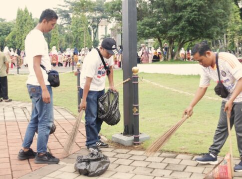 Ketpot : Aksi bersih bersih di alun alun Ciamis Ketpot : Aksi bersih bersih di alun alun Ciamis