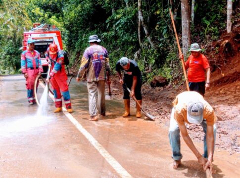 Ketpot: Personel Damkar UPTD Ciamis dibantu warga saat membersihkan material tanah di bahu jalan Desa Kertaharja Ketpot: Personel Damkar UPTD Ciamis dibantu warga saat membersihkan material tanah di bahu jalan Desa Kertaharja