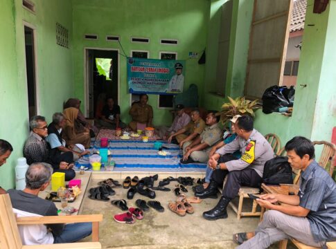 Caption: Bhabinkamtibmas Desa Jajawar Bripka Pati Aji bersinergi dengan pemerintah desa saat pemberian bantuan pakan unggas Caption: Bhabinkamtibmas Desa Jajawar Bripka Pati Aji bersinergi dengan pemerintah desa saat pemberian bantuan pakan unggas