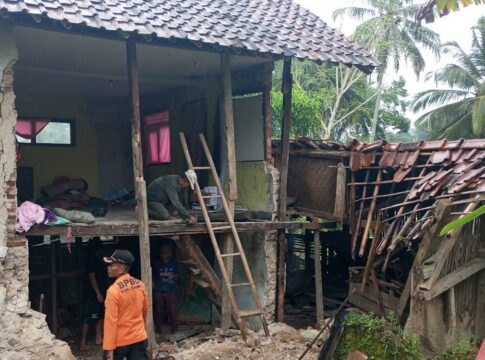 Ketpot: Personel BPBD Kabupaten Ciamis saat berada di lokasi rumah ambruk di wilayah Kecamatan Panawangan Ciamis Ketpot: Personel BPBD Kabupaten Ciamis saat berada di lokasi rumah ambruk di wilayah Kecamatan Panawangan Ciamis