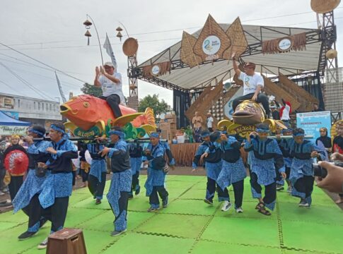 Ket foto : Momen Walikota Viman Alfarizi Ramadhan dan Ketua DPRD Aslim, ditandu naik patung ikan besar Si Kokol dan Si Layung saat hadir di RBS Cihideung (fokusjabar/Seda) Ket foto : Momen Walikota Viman Alfarizi Ramadhan dan Ketua DPRD Aslim, ditandu naik patung ikan besar Si Kokol dan Si Layung saat hadir di RBS Cihideung (fokusjabar/Seda)