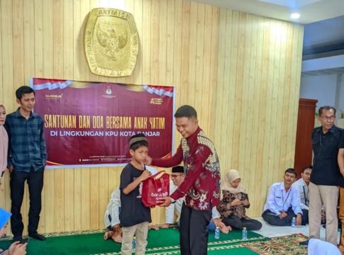 Caption: Ketua KPU Kota Banjar Muhamad Muklis memberikan santunan kepada anak yatim Caption: Ketua KPU Kota Banjar Muhamad Muklis memberikan santunan kepada anak yatim