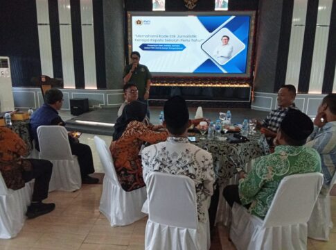 Ketpot: Ketua PWI Kabupaten Ciamis Anthika Asmara Memberikan Materi dalam Kegiatan forum diskusi Polres Ciamis bersama Disdik, PWI dan IJTI di aula Mapolres Ciamis