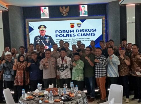 Foto bersama Polres Ciamis, Dinas Pendidikan, PGRI, PWI, dan IJTI di Aula Mapolres Ciamis, Kamis (2/10/2025)