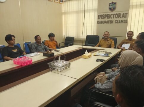 Ketpot: Forum Karang Cengek Peduli saat melaporkan dugaan penyelewengan anggaran di Desa Pamarican kepada Inspektorat Ciamis