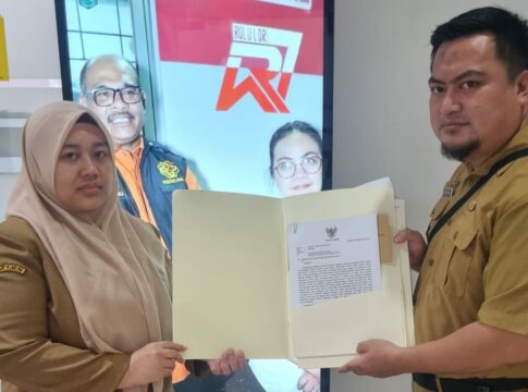 Keterangan Foto: Kepala Bagian Pemerintahan dan Kerja Sama Setda Ciamis, Budi Yudia ketika menyerahkan surat dari Bupati Ciamis di kantor Kemendagri pada 29 September 2025 lalu.