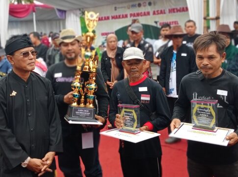 Ketpot: Bupati Ciamis Herdiat Sunarya ( Kiri) saat menyerahkan piala kepada para peternak yang menjadi juara